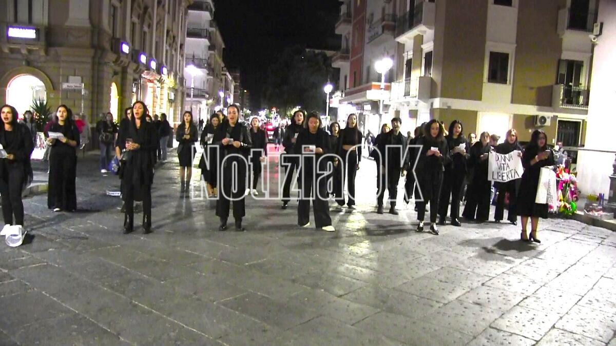 Crotone, un flash mob in piazza per la libertà delle donne iraniane - 