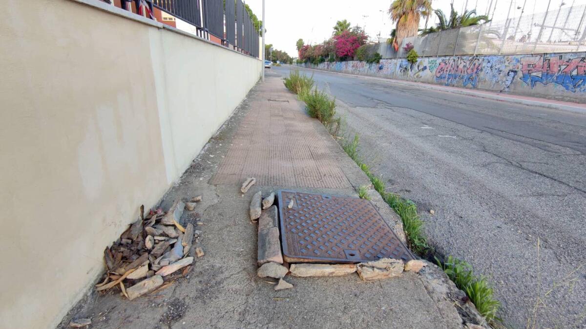 Crotone, marciapiedi pericolosi lungo via Miscello da Ripe - 