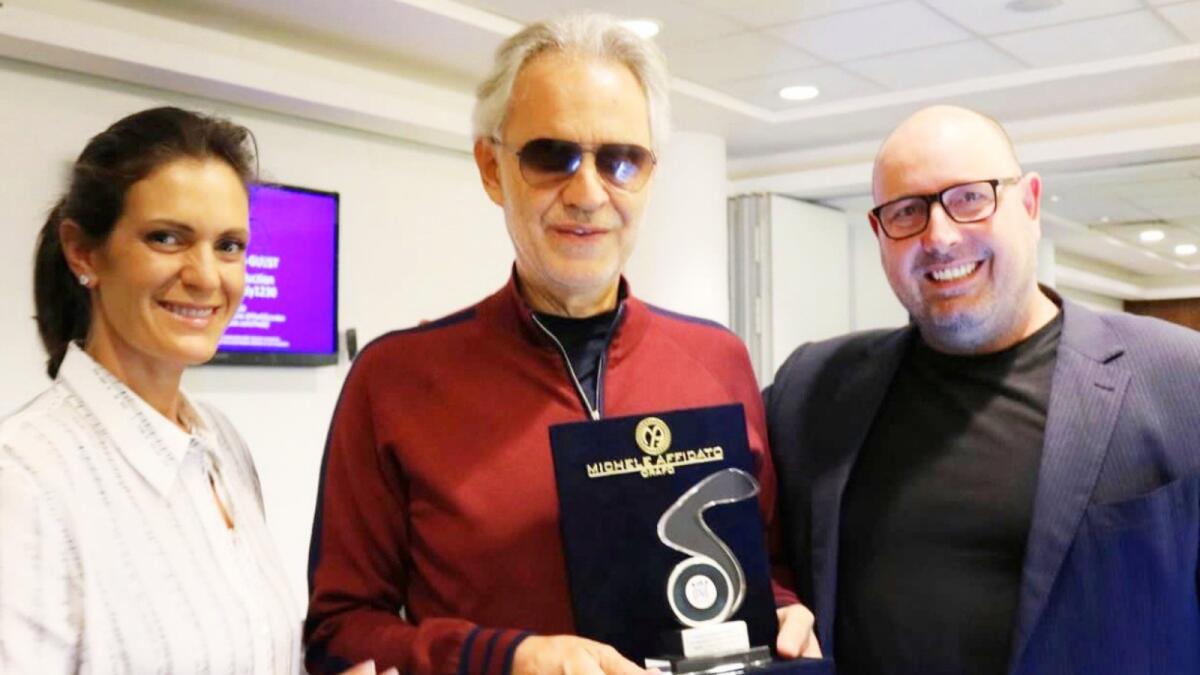 Andrea Bocelli premiato da London One Radio con un'opera di Michele Affidato - 