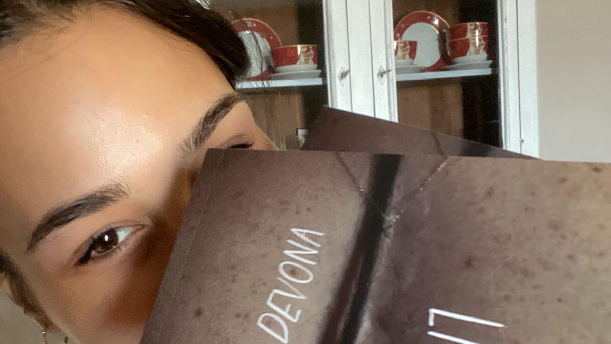 La critica ai pregiudizi e al materialismo nell'opera della giovanissima Daniela Devona - 