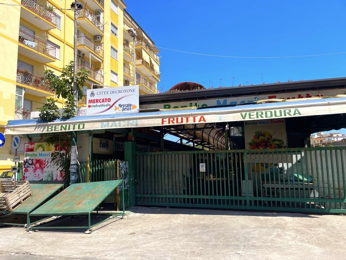 Crotone, chiusura del mercato di via Giacomo Manna - 