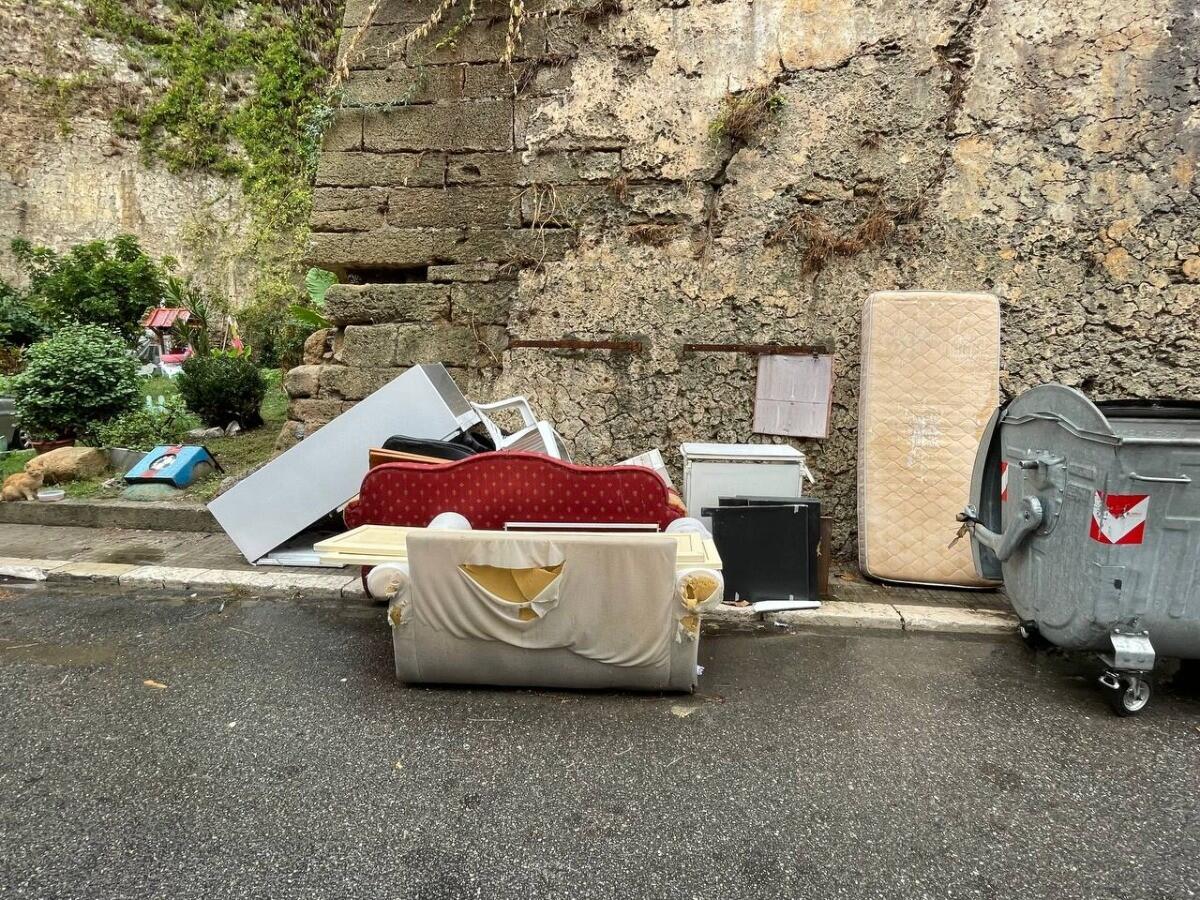 (Foto) Crotone, ingombranti "monumentali" nella città di Pitagora - 