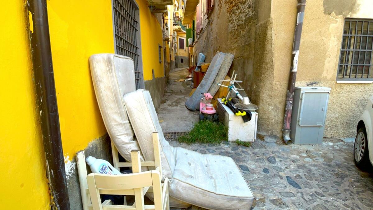 Crotone, i cittadini al sindaco: "Basta rifiuti nel centro storico. Intervenga" - 
