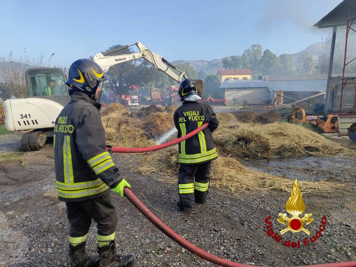 Santa Severina, incendio nel Fienile Dalle: rotoballe incendiate, Vigili del Fuoco in azione - 