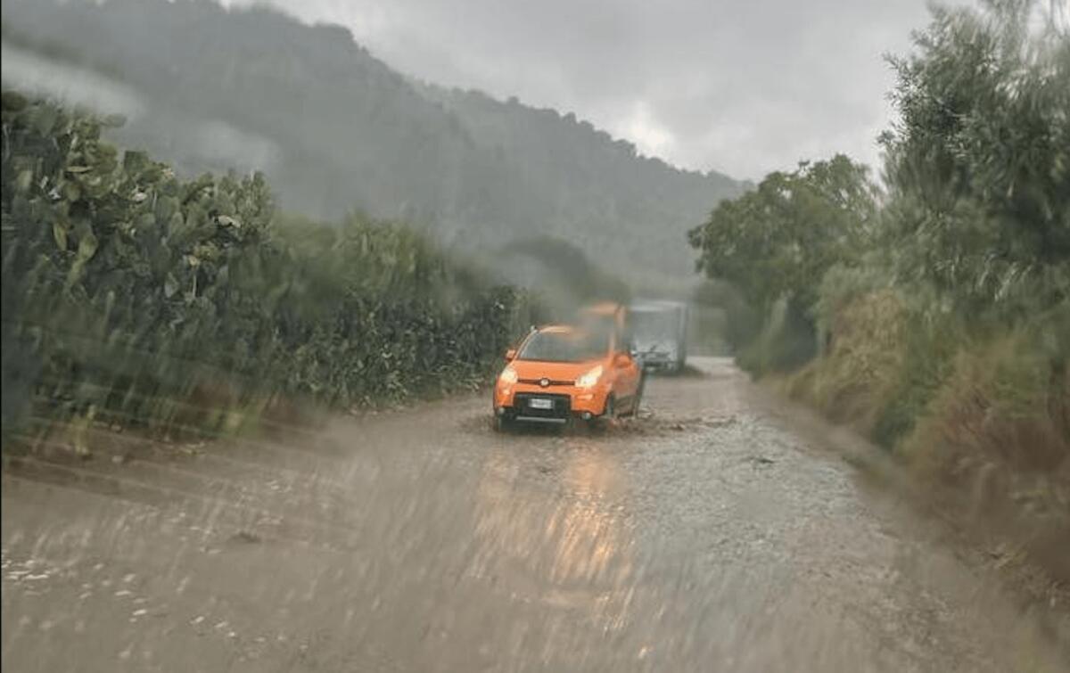 Roccabernarda, strade pericolose per il maltempo: fango in località Niffi - 