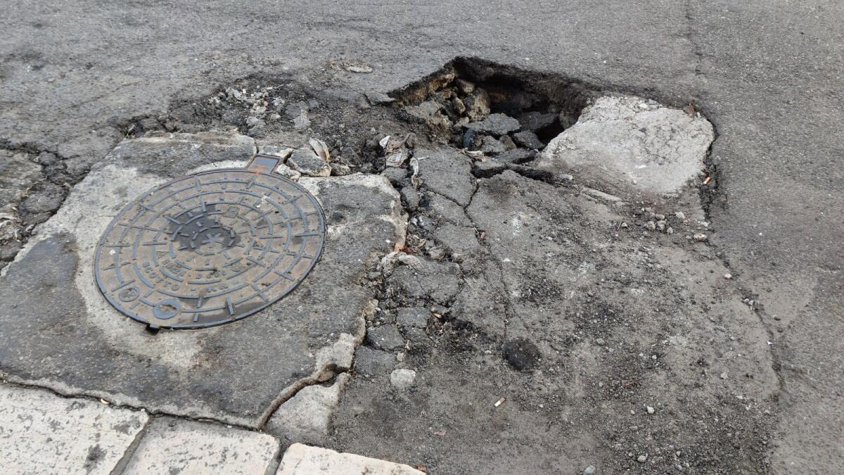 Crotone, strade pericolose: frane sotto i piedi dei cittadini - 