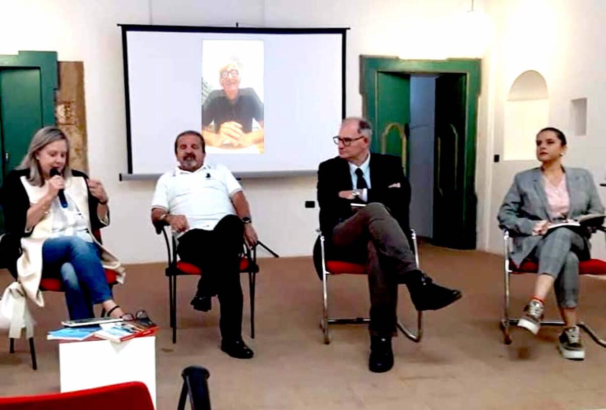 Crotone, presentato "Nude espressioni" opera di Pasquale D'Emanuele - 