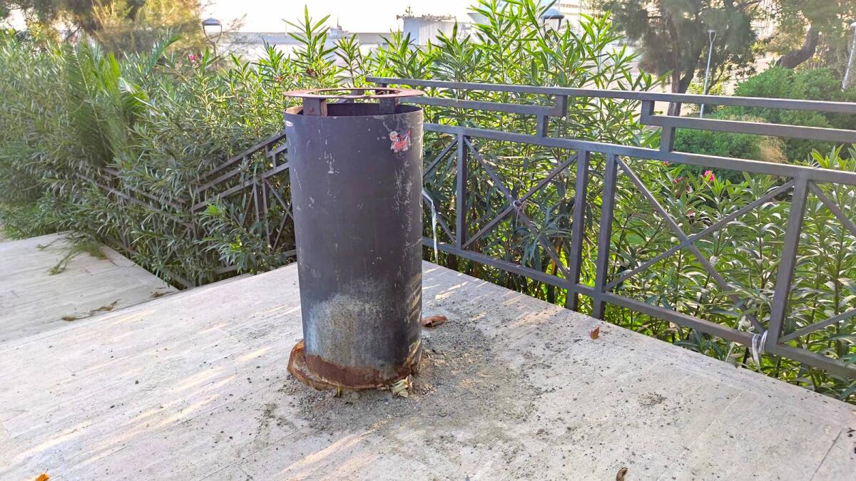 Crotone, bidone "spiaggiato" in viale Regina Margherita - 