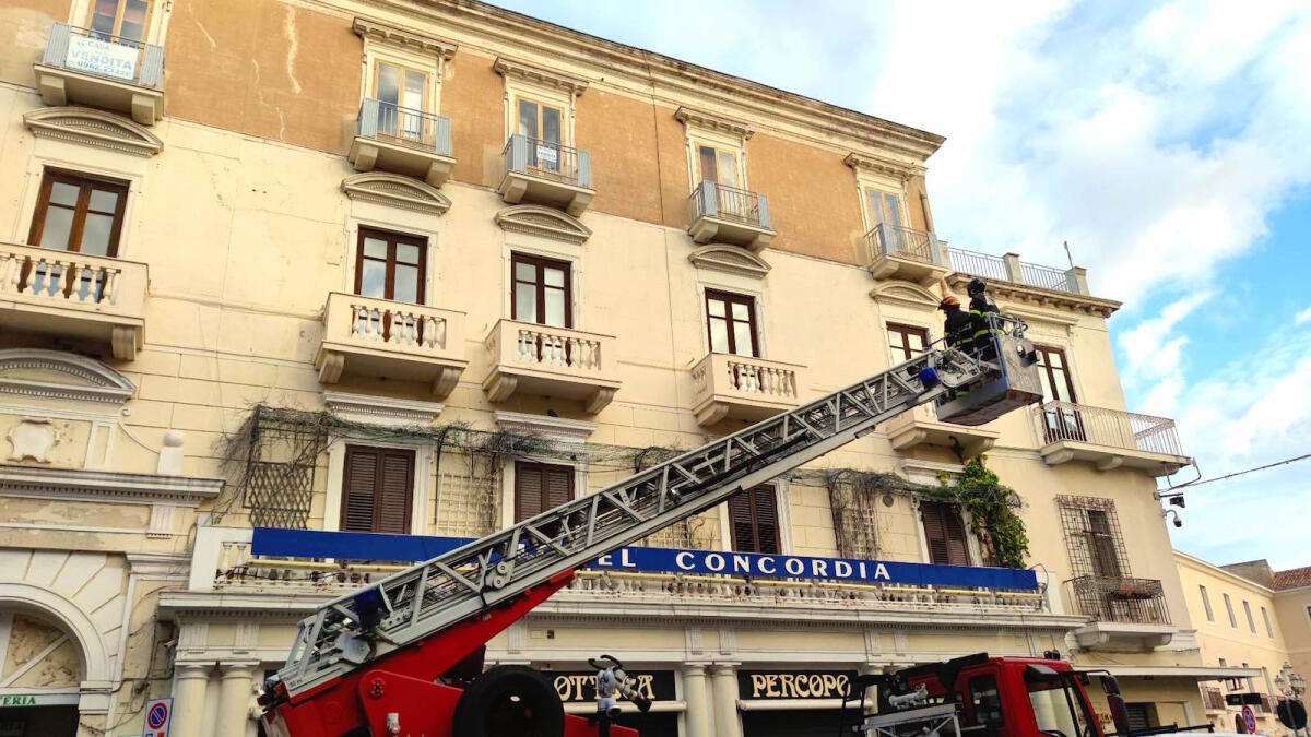 Crotone, intervento dei Vigili del Fuoco in Piazza Pitagora - 