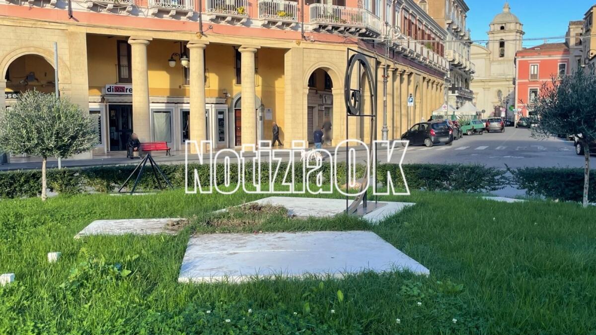 Crotone, risistemata la Sezione Aurea in Piazza Pitagora... ma al contrario - 