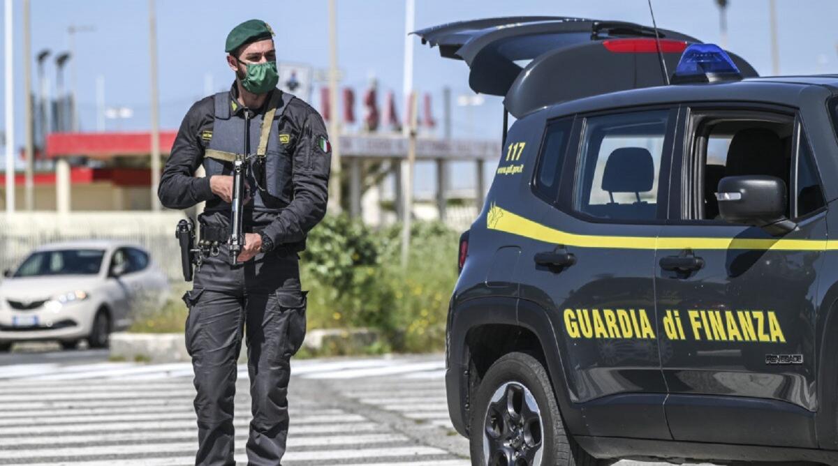 Calabria, confiscati beni per 40 milioni nei confronti di 3 imprenditori - EMERGENZA CORONAVIRUS CORONA VIRUS COVID19 COVID 19
CONTROLLO CONTROLLI DELLE FORZE DELL'ORDINE SUL LITORALE ROMANO
POSTO POSTI DI BLOCCO DELLA GUARDIA DI FINANZA GDF FINANZIERE FINANZIERI
