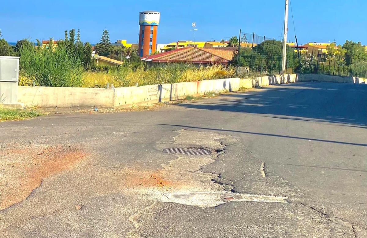 Isola C. R. - Fratelli d'Italia: «Con strade così a rischio l'incolumità di automobilisti e  pedoni» - 