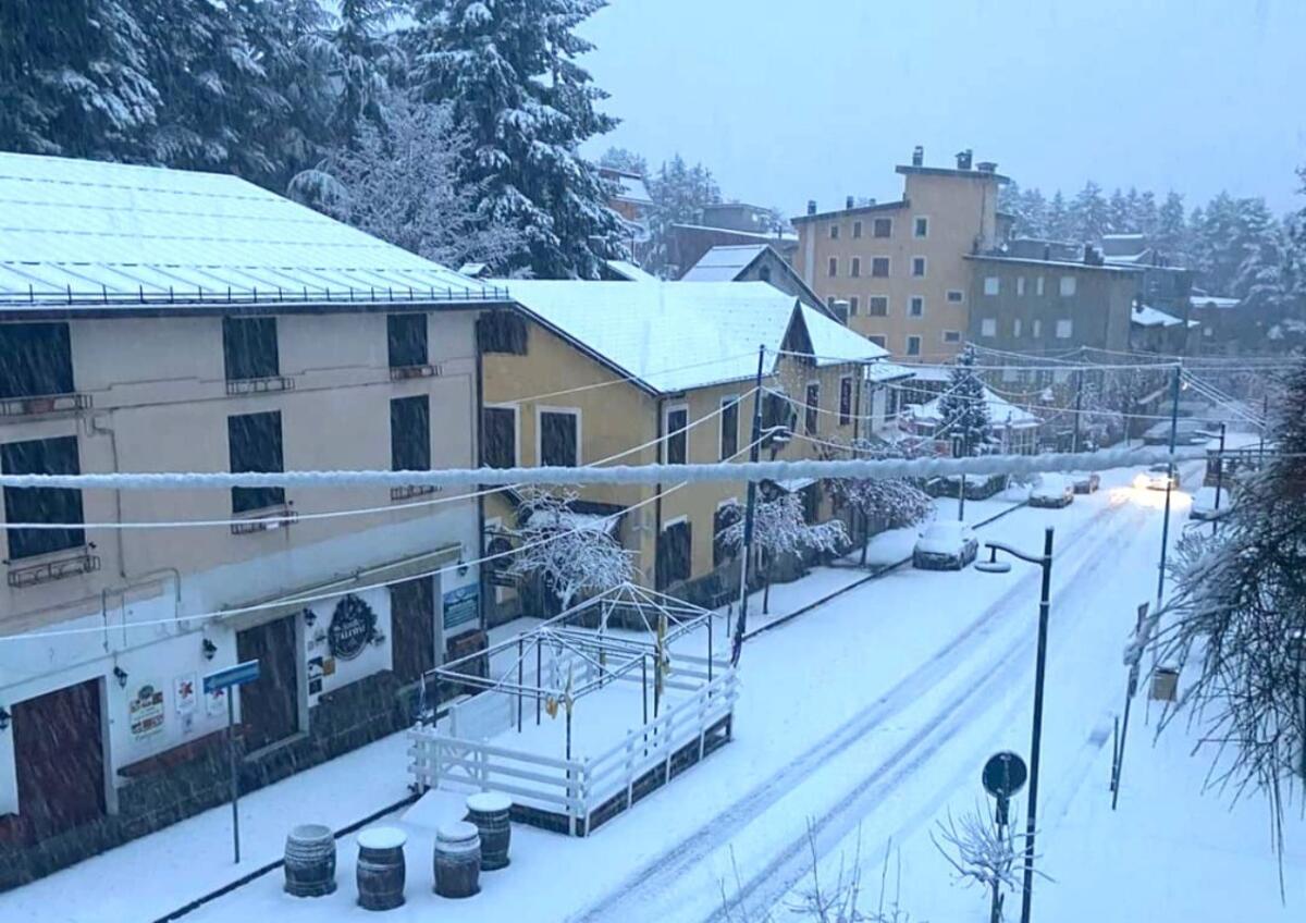 Un bianco risveglio: a Camigliatello Silano ritorna la neve - 