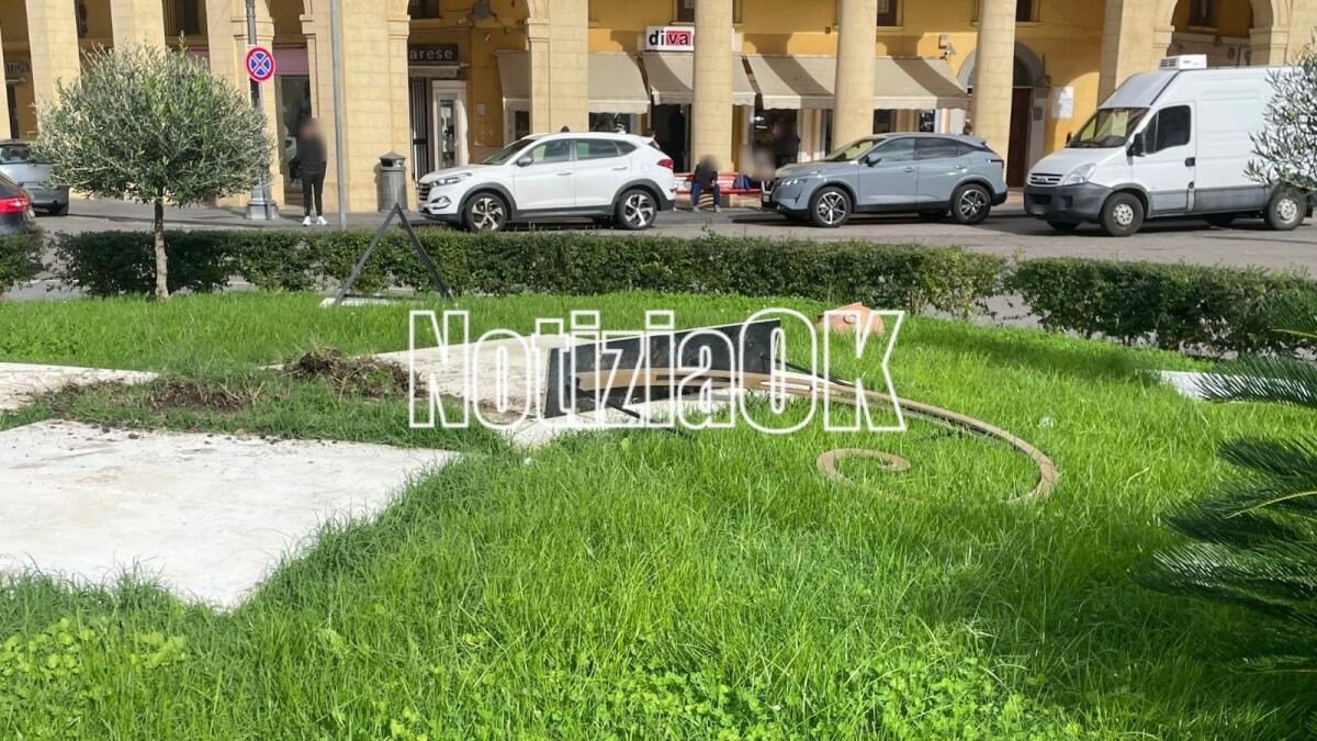 Crotone, caduta in piazza Pitagora la Sezione Aurea - 