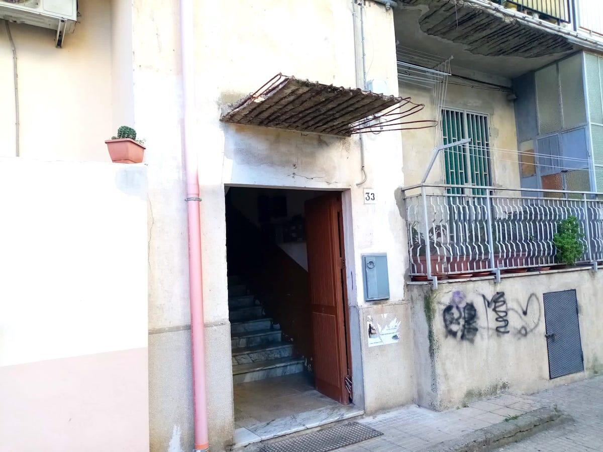 Crotone, vivere con la fogna nelle case pericolanti: la denuncia del Consigliere Pedace - 