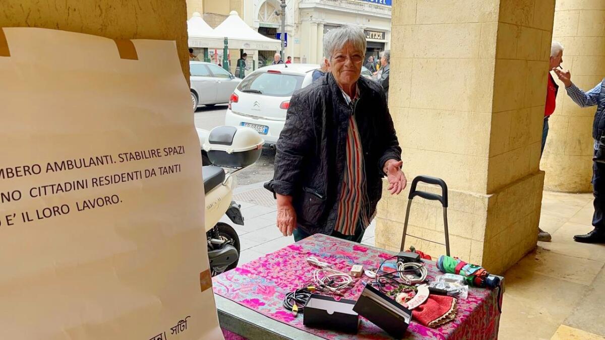 Cittadini in Piazza a sostegno degli ambulanti: "Venite a toglierci" - 