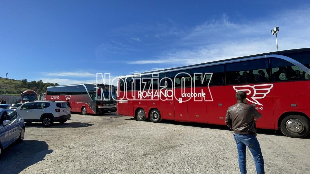 Mille tifosi partiti da Crotone per il derby di Calabria - 