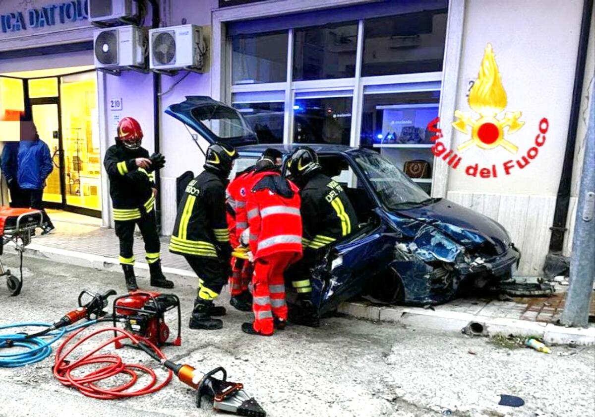 Rocca di Neto, incidente stradale: un auto finisce contro un palo dell'illuminazione pubblica - 