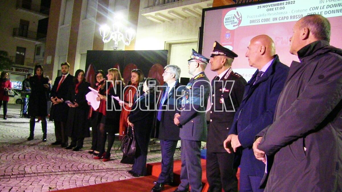 Crotone scende in Piazza insieme con le donne per le donne - 
