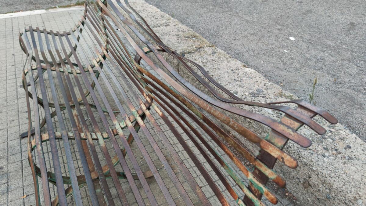 Crotone, scomode panchine: sedute da rivedere in via Giovanni Paolo II - 