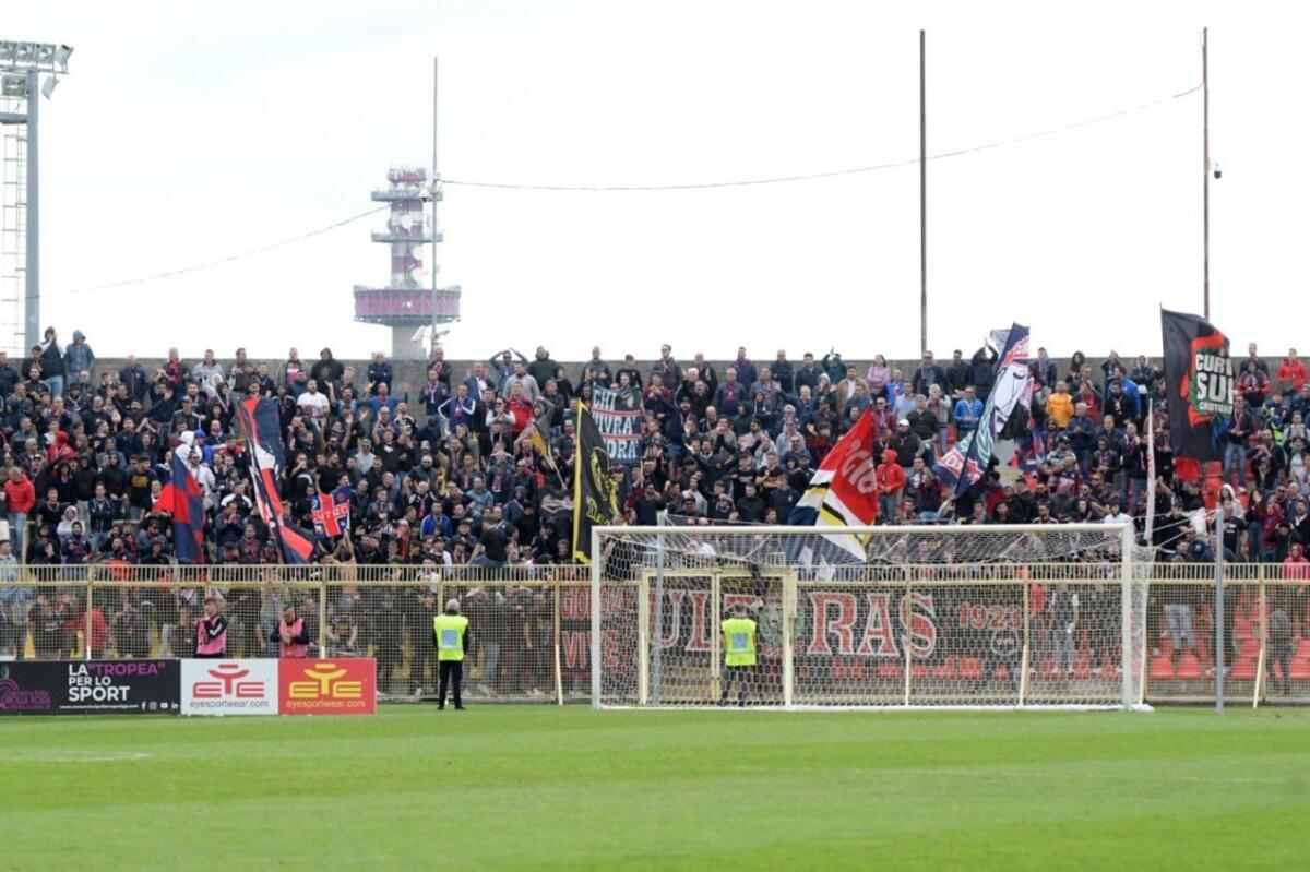 Catanzaro-Crotone 2-0, scontri e sassaiole: finisce così il derby calabrese - 