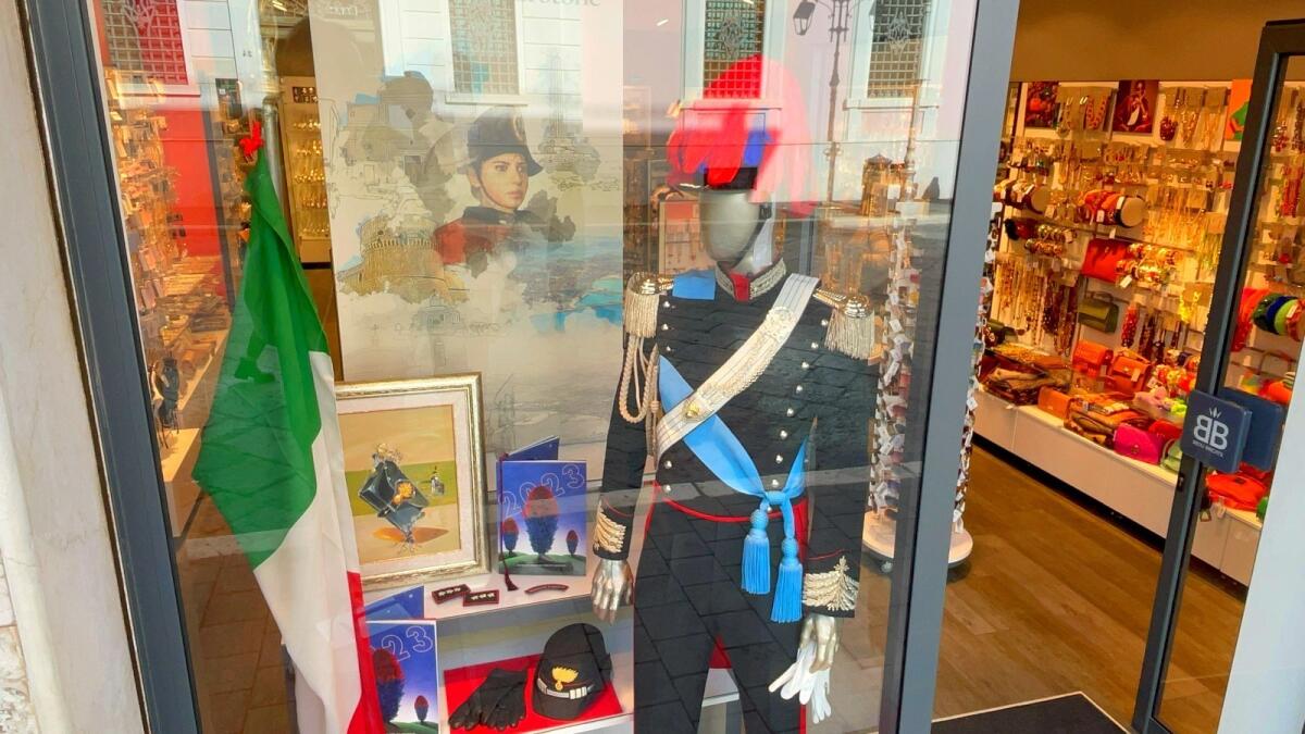 Festa delle Forze armate, la divisa dei Carabinieri in vetrina a Crotone - 