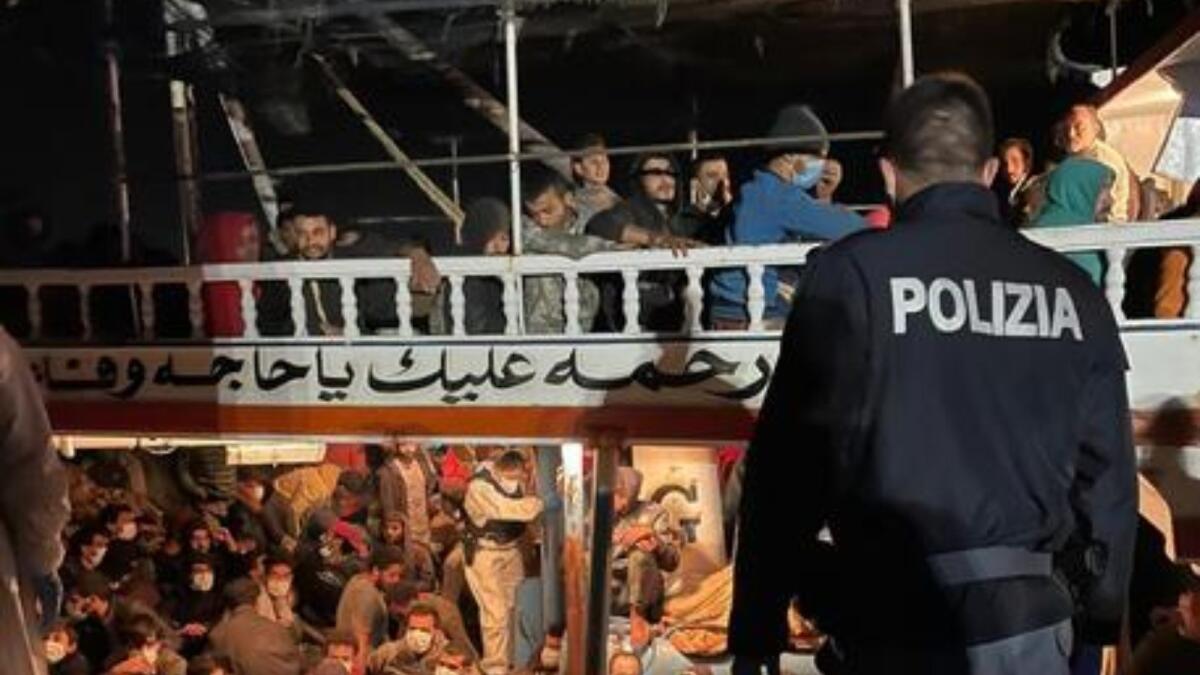 Nuovo maxi sbarco a Crotone: soccorsi all'alba 456 migranti - 