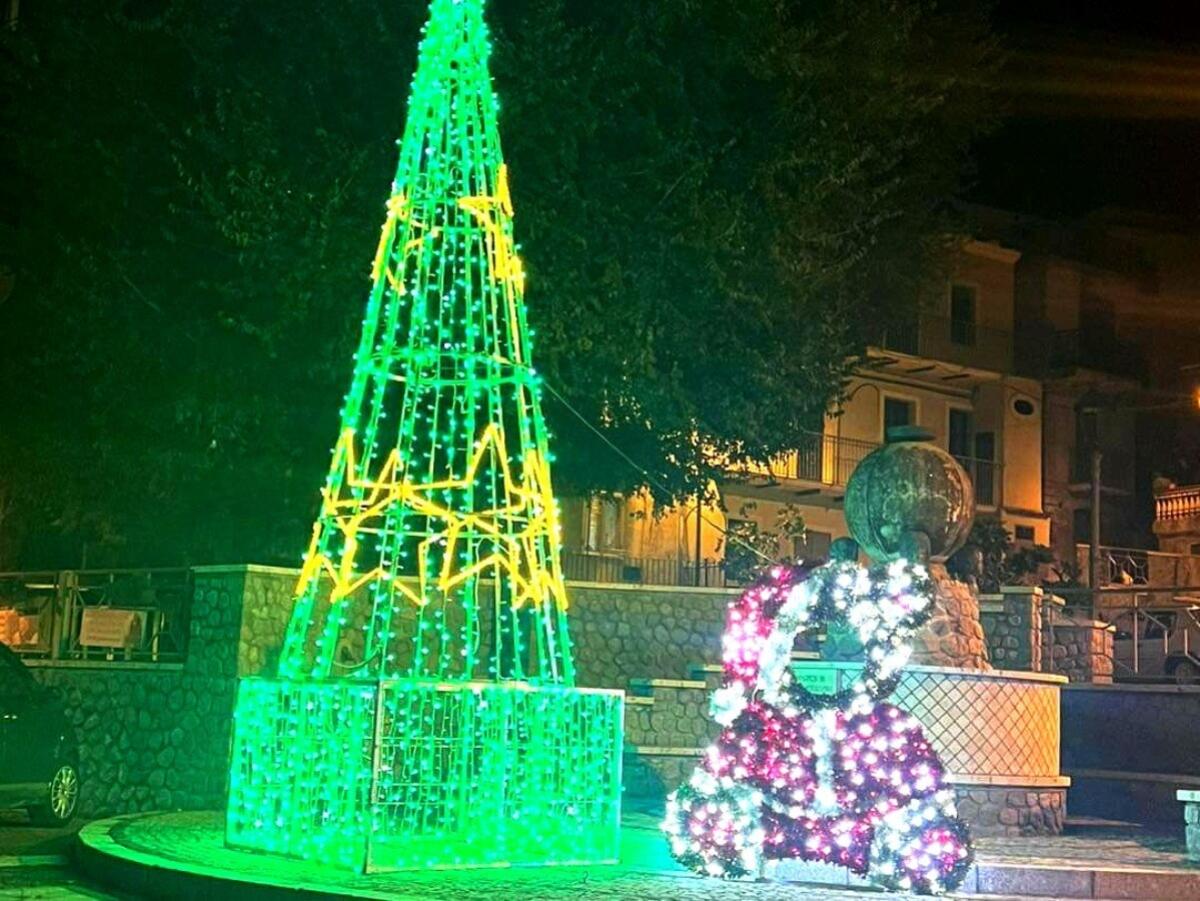 Roccabernarda, installate le luminarie dedicate al Natale - 