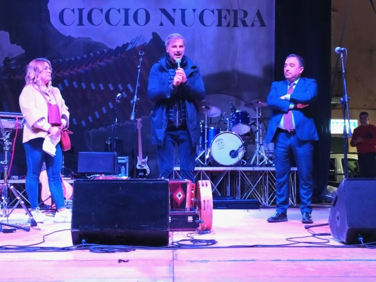 Naso all’insù a Cirò Marina: in tanti in piazza per festeggiare San Martino - 