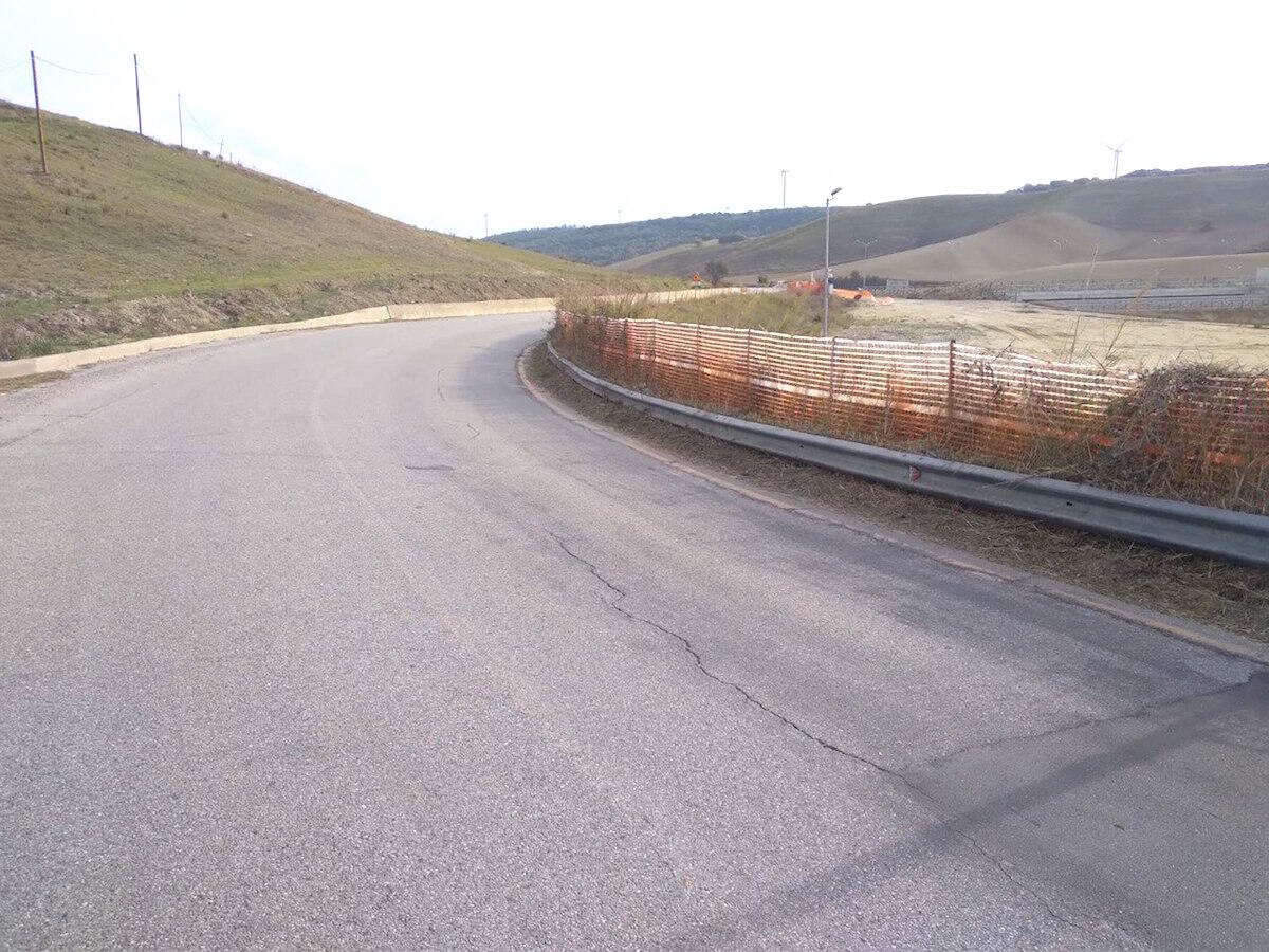 Crotone - Cede il manto stradale della Strada Provinciale  52 - 