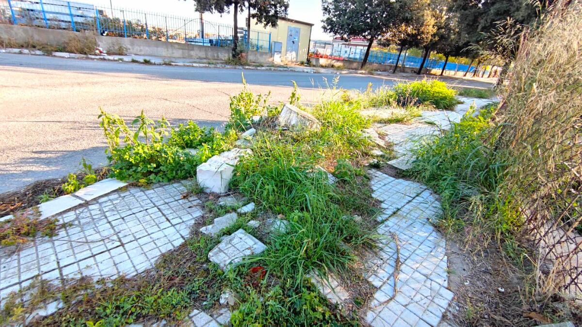 Crotone, a due passi dalla Stazione: un biglietto da visita “sbiadito” e indecoroso - 