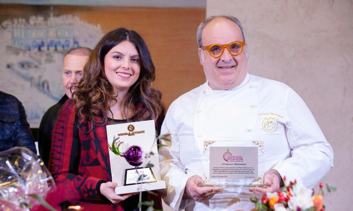 Francesco Mastroianni a Tropea con un panettone di 5 kg alla cipolla rossa - 