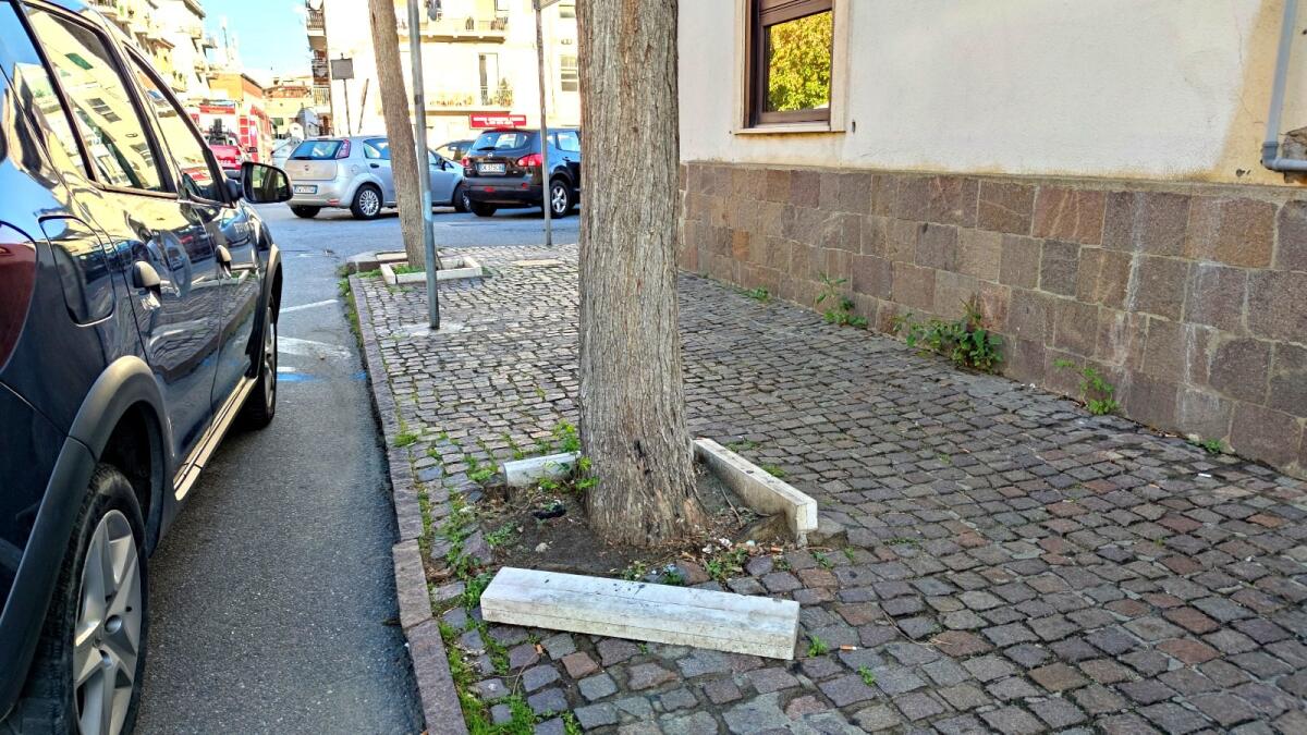 Crotone, in centro città arredamenti urbani fuori luogo - 