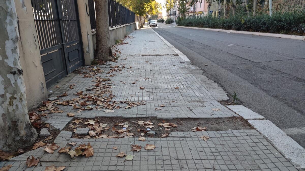 Crotone, viale Regina Margherita: non tutti i marciapiedi sono perfetti - 