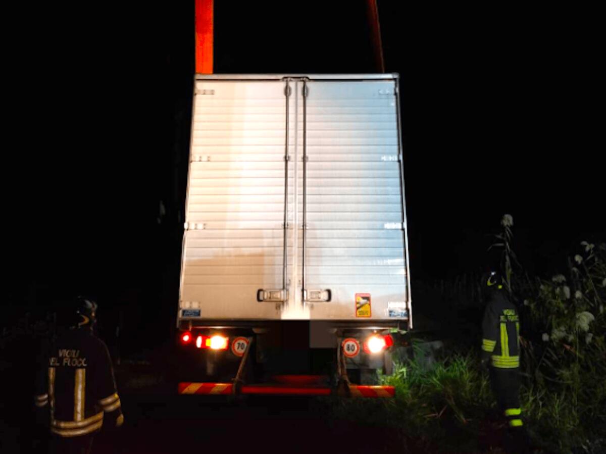 Autocarro fuoristrada, intervento dei Vigili del Fuoco tra Belvedere Spinello e Casabona - 