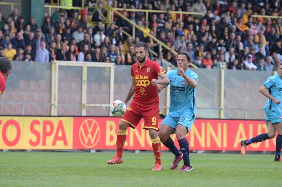 Catanzaro-Crotone 2-0, il Catanzaro vince il derby contro un Crotone troppo nervoso - 