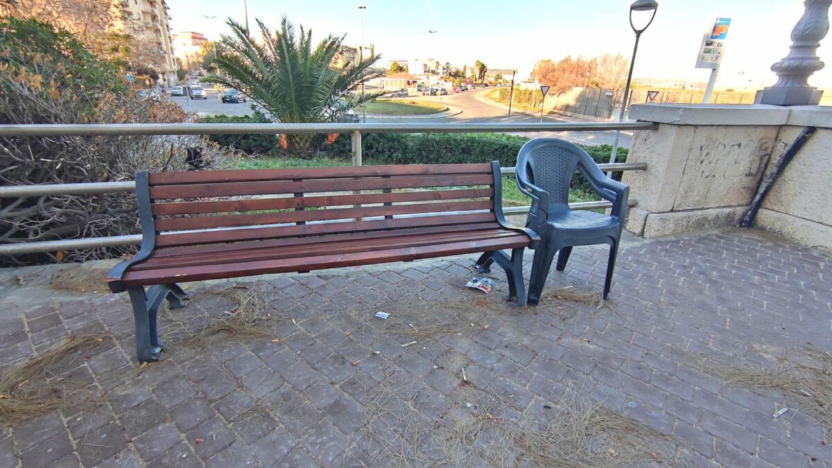 Crotone, panchine e sedie: imbarazzo della scelta in viale Regina Margherita - 