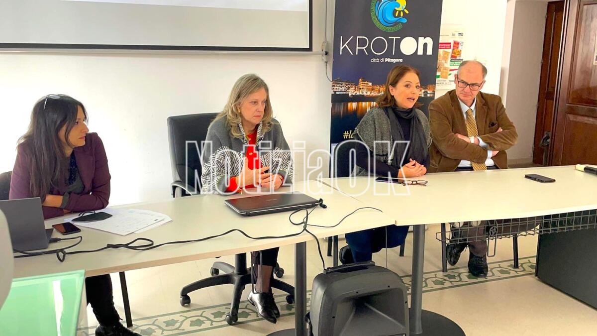 Crotone - La Biblioteca Comunale “Armando Lucifero” vince il Premio nazionale per il libro e la lettura 2022 - Valeria Cassano, Rachele Via, Carmen Messinetti, Francesco Vignis