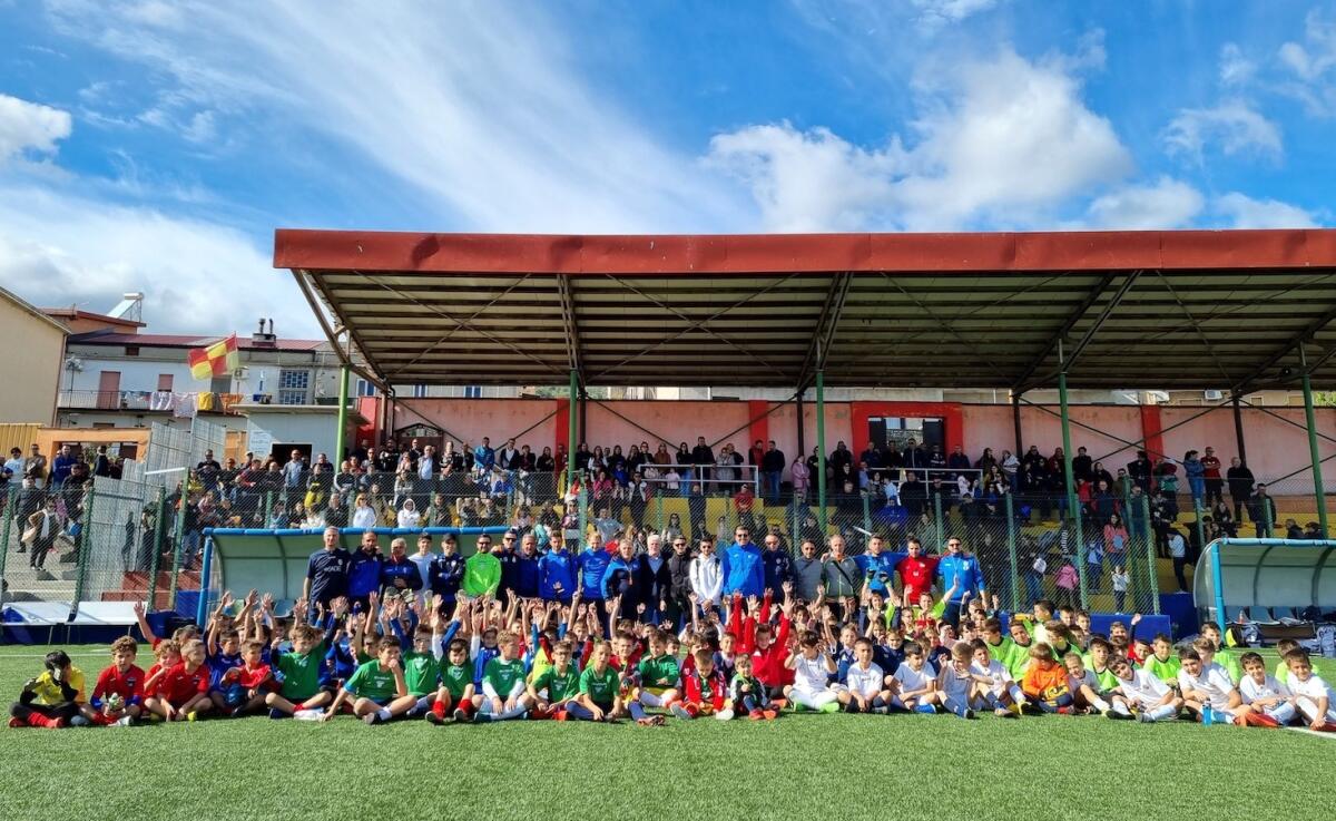 Cotronei, allo stadio arrivano  più di 100 bambini ed è una vera festa dello sport - 