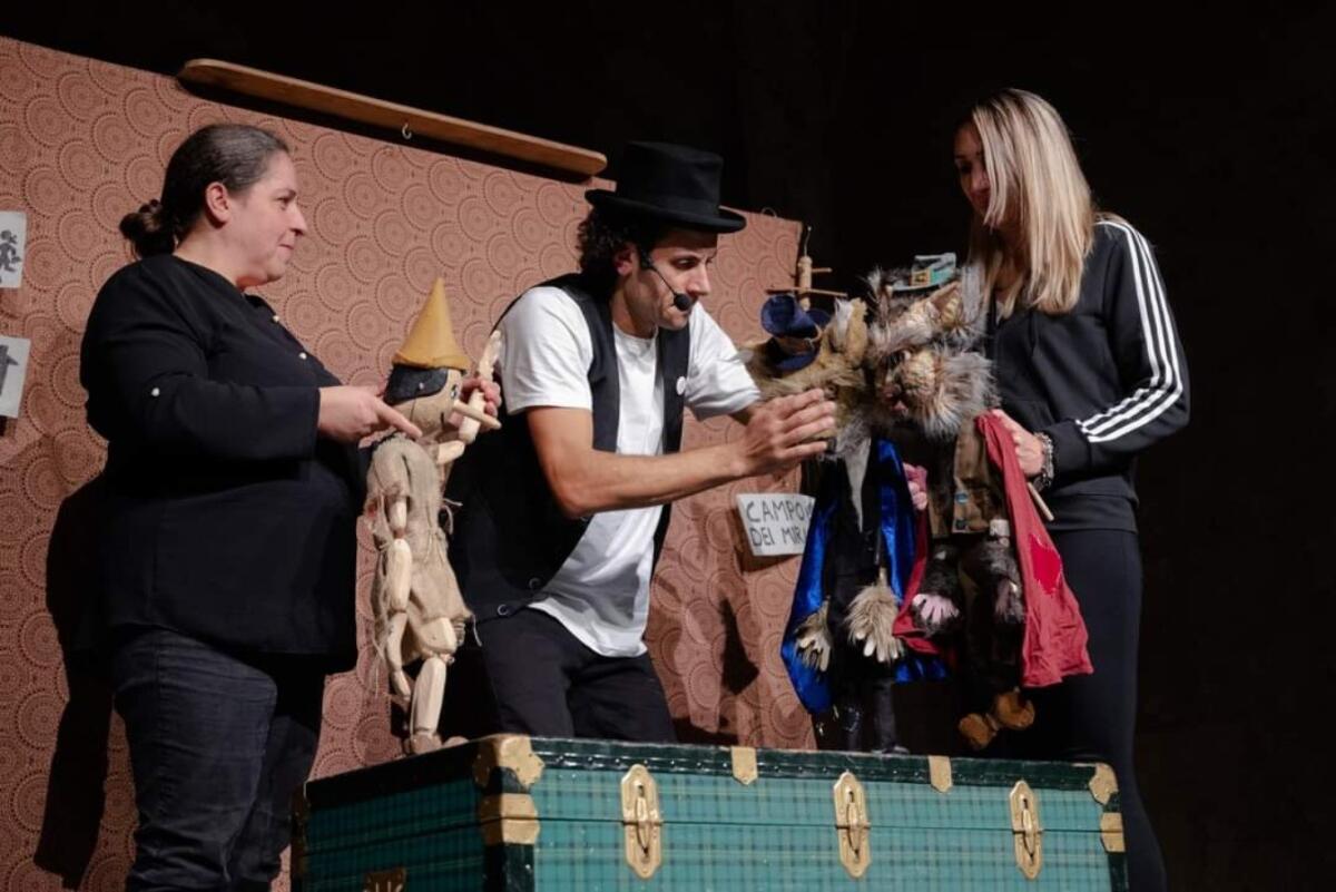 Angelo Gallo protagonista con i suoi burattini al Castello Svevo - 
