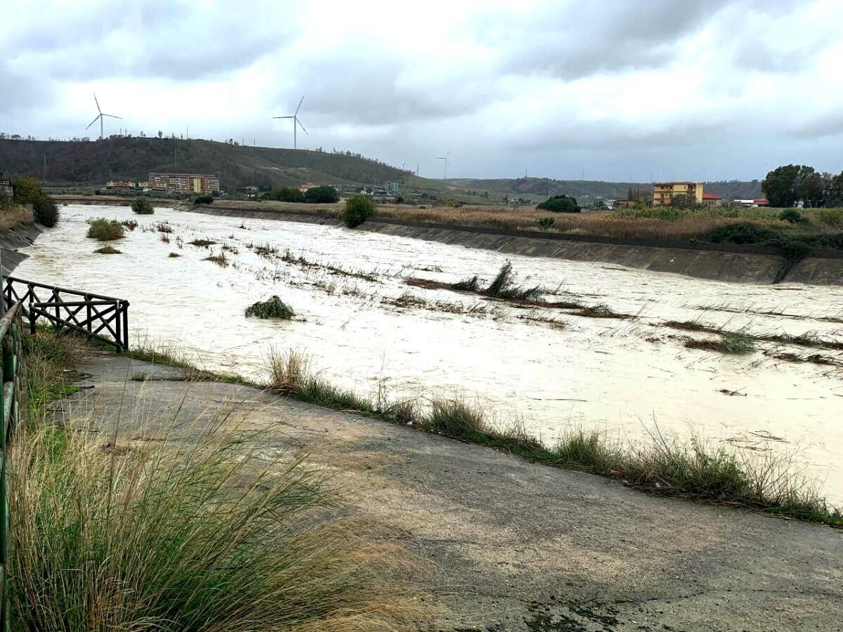 (Video) Crotone, la forza dell'acqua raccolta nel fiume Esaro - 