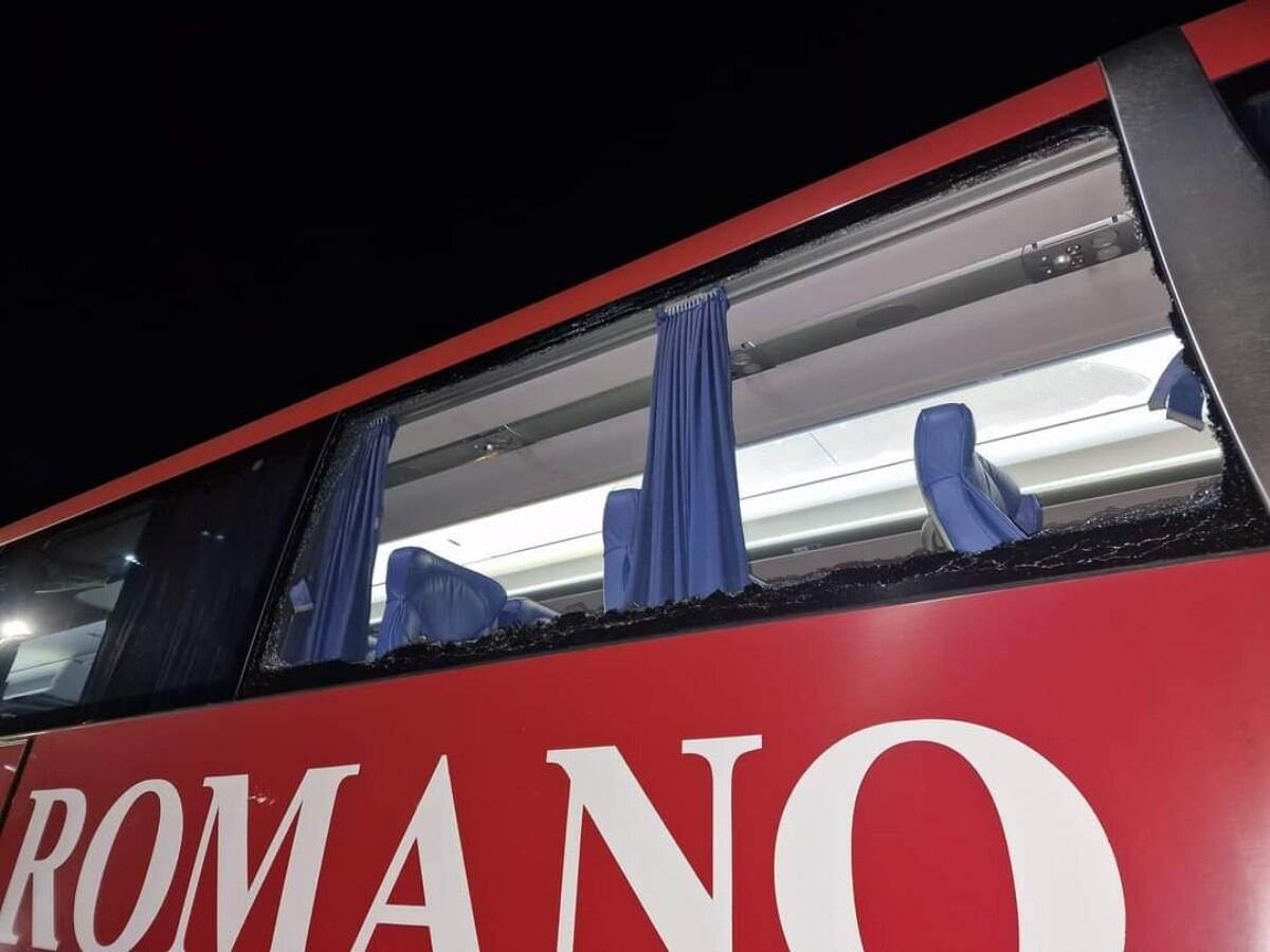Catanzaro-Crotone 2-0, sassaiola contro i tifosi rossoblù: i danni subiti dagli autobus - 