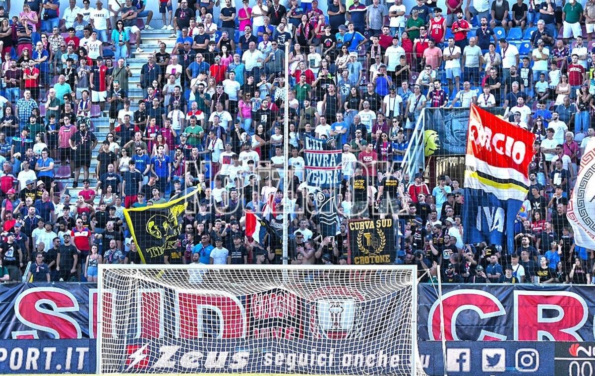 Derby Catanzaro-Crotone: al botteghino sono rimasti solo 39 biglietti - 