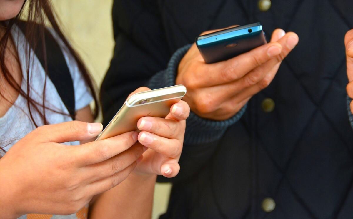 Valditara: “No ai cellulari in classe”. Gli studenti replicano: “Basta dichiarazioni inutili” - 