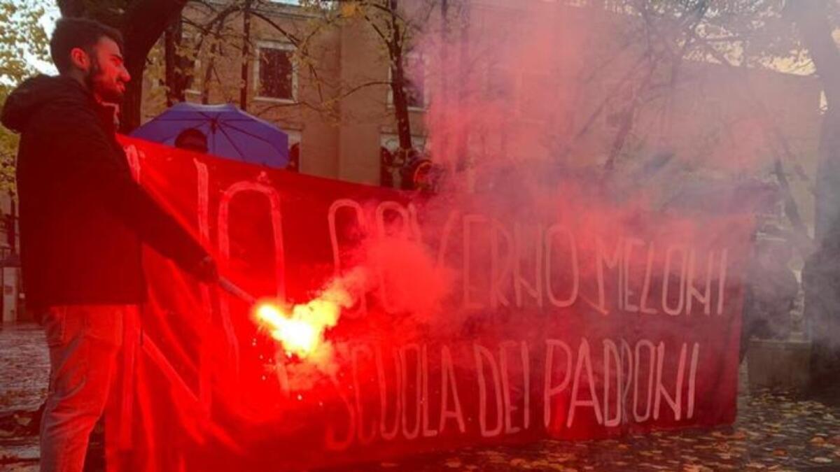 Cosenza, corteo degli studenti in piazza: "No a scuola dei padroni" - 