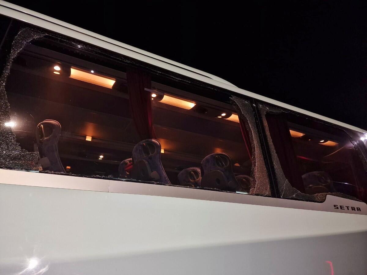 Sassi contro i pullman del Crotone, il sindaco: "Episodi che nulla hanno a che vedere con il vivere civile" - 