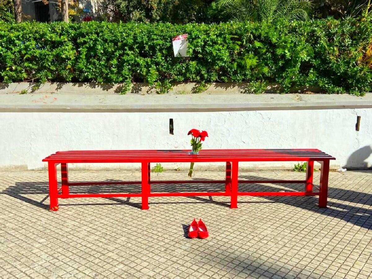 Crotone, al liceo Pitagora una panchina rossa contro la violenza sulle donne - 