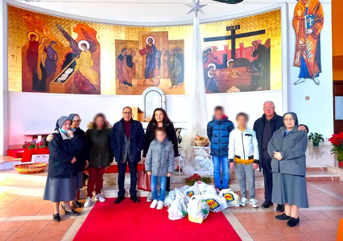 Crotone, doni per le famiglie della parrocchia Santissimo Salvatore da parte dell'Anioc - 
