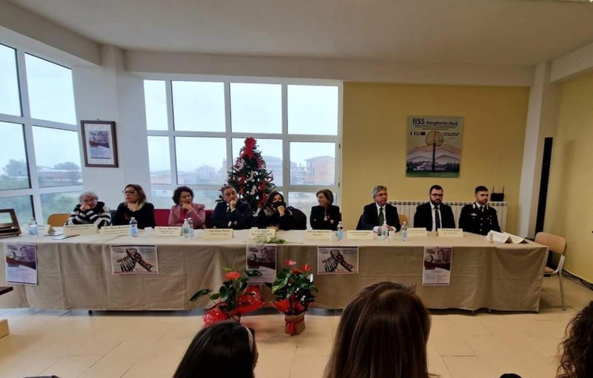 Petilia Policastro, "Una panchina Rossa per Ricordare" alla Scuola del Legno di Foresta - 