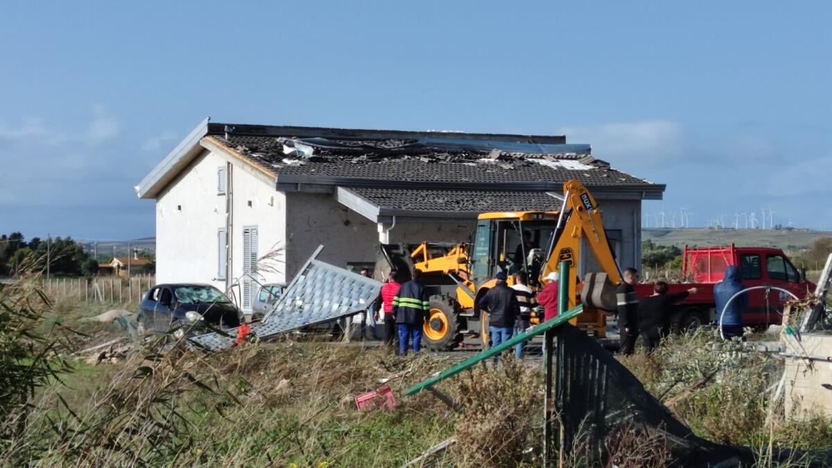 Isola di Capo Rizzuto, abitazioni evacuate: presidi di sicurezza per evitare atti di sciacallaggio - 